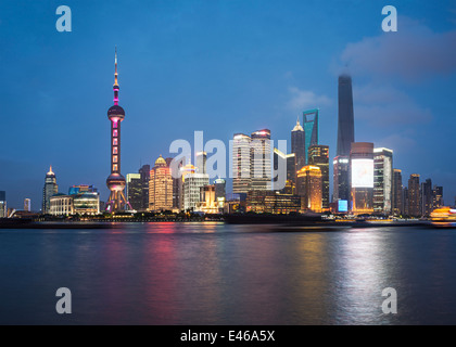 Skyline von Shanghai, China über den Huangpu-Fluss. Stockfoto