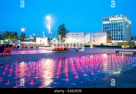Farbige Brunnen Lichter in der Nacht Granary Square Kings Cross London UK Stockfoto
