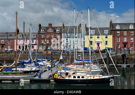 Boote im Hafen von Arbroath, Angus, Schottland, Vereinigtes Königreich. Stockfoto