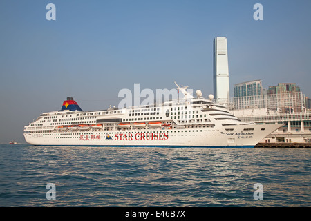 Hongkong - Dezember 3: Cruise Liner tar Aquarius" im Kowloon Pier am Dezember 3, 2010 in Hongkong, China. Hongkong ist ine der beliebtesten Reiseziele der Welt mit Ove 40 Millionen Besucher pro Jahr. Stockfoto