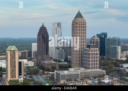 Erhöhten Blick auf die Interstate 85 vorbei Atlanta Skyline, Atlanta, Georgia, Vereinigte Staaten von Amerika Stockfoto