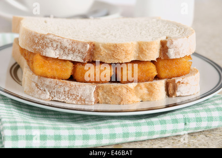 Fisch-Finger Sandwich eine beliebte britische Hausmannskost Stockfoto