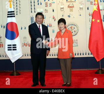 Seoul, Südkorea. 3. Juli 2014. Chinesische Präsident Xi Jinping (L) schüttelt Hände mit südkoreanischen Präsidenten Park Geun-Hye in Seoul, Südkorea, 3. Juli 2014. © Lan Hongguang/Xinhua/Alamy Live-Nachrichten Stockfoto