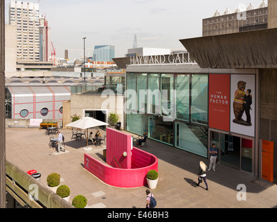 London, UK - 2. Juli 2014: Human Factor-Ausstellung in der Hayward Gallery, London South Bank Centre Stockfoto