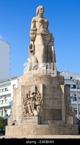 Denkmal des 1. Weltkriegs in Maputo, Mosambik (informelle bekannt, die lokale Bevölkerung als "Lady Snake") Stockfoto