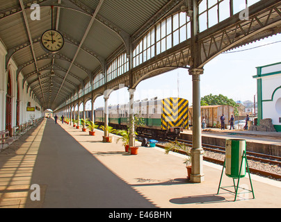 MAPUTO, Mosambik - 29. April: Hauptbahnhof statiion und Bus Terminal von Maputo, Mosambik am 29. April 2012. Der Bahnhof ist Knotenpunkt für das Land und die historischen Sehenswürdigkeiten der kolonialen Periode Stockfoto