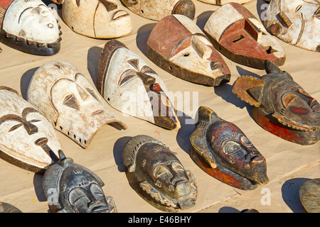Afrikanische Masken auf dem Straßenmarkt Stockfoto