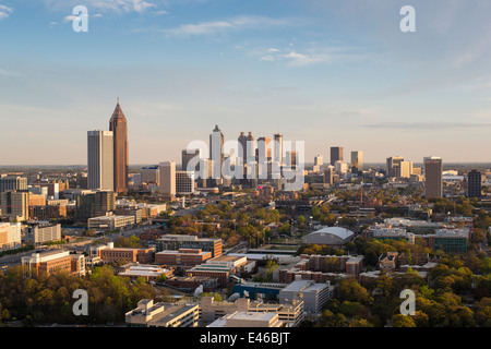 Erhöhten Blick auf die Interstate 85 vorbei Atlanta Skyline, Atlanta, Georgia, Vereinigte Staaten von Amerika Stockfoto