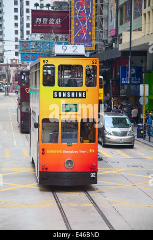 Hongkong - Dezember 05: Nicht identifizierte Personen mit der Tram in Hongkong am 05. Dezember 2010. Straßenbahn in Hongkong ist die einzige Straßenbahn in der Welt laufen mit doppeldeckern und einer der wichtigsten touristischen Attraktionen. Stockfoto