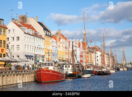 Kopenhagen, Dänemark - 25. August: Nicht identifizierte Personen, sonnigem Wetter in offenen cafees der berühmten Promenade Nyhavn am 25. August 2010 in Kopenhagen, Dänemark. Nyhavn ist eines der berühmtesten Wahrzeichen von Kopenhagen. Stockfoto