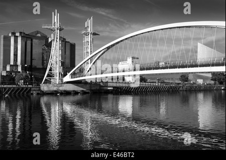 Schwarz / weiß Fotografie, Millennium Fußgängerbrücke, Salford Quays, Manchester, UK Stockfoto