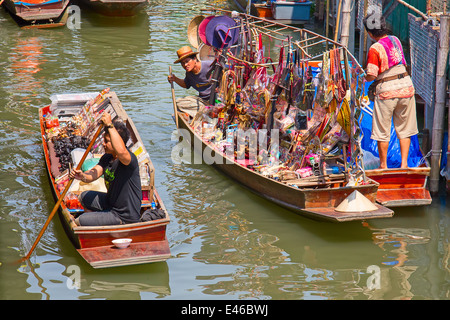 RATCHABURI, THAILAND - Feb 20: eine Frau serviert thailändische Essen bei Damnoen Saduak Floating Market am 20. Februar 2011 in Ratchaburi, Thailand. Die loacal Markt ist populär für den traditionellen Stil essen und alten thailändischen Kultur. Stockfoto