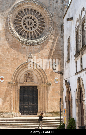 15. Jahrhundert Rosenfenster und Tür der Kathedrale in Ostuni, Apulien, Italien Stockfoto