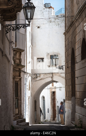 Mittelalterliche weiß getünchten Straßen von Ostuni, Apulien, Italien Stockfoto