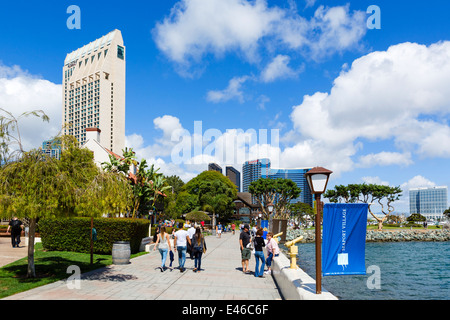 Die Embarcadero am Seaport Village Hotels blickt Runde Convention Center, Marina District, San Diego, Kalifornien, USA Stockfoto