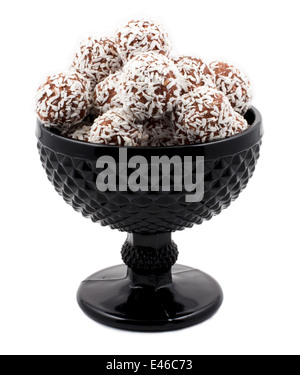 Schokokugeln candy mit Coco in einer schwarzen Schale Stockfoto