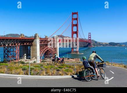 Radfahrer auf dem Radweg vor der Golden Gate Bridge in Richtung Sausalito, San Francisco, Kalifornien, USA Stockfoto