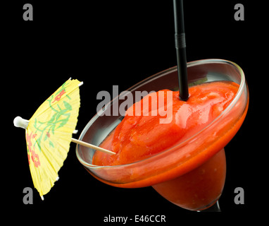 Frozen Strawberry Daiquiri, bestehend aus heller Rum, Zucker, Sirup, Limettensaft, Erdbeeren, Eis und garniert mit einem Regenschirm Stockfoto