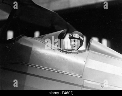 Dieses Bild zeigt Helen Richey, eine der ersten weiblichen Piloten in den Vereinigten Staaten, in einem Cockpit eines Flugzeugs mit einer Schutzbrille und einem Helm. Sie war eine frühe Pionierin in der Luftfahrt und brach Geschlechterbarrieren auf diesem Gebiet. Stockfoto