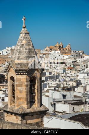Blick über die Dächer in Richtung der 15. Jh. Kathedrale auf Ostuni, Apulien, Italien Stockfoto