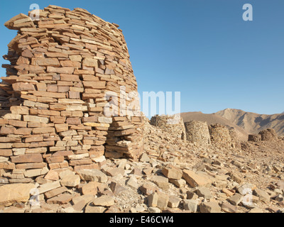 UNESCO-Weltkulturerbe in Oman, Naher Osten. Bienenstock Gräber auf einem Bergrücken im Hajjar-Gebirge in der Nähe von Al-Ayn. Stockfoto