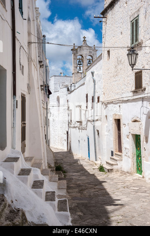 Mittelalterliche weiß getünchten Straßen von Ostuni, Apulien, Italien Stockfoto