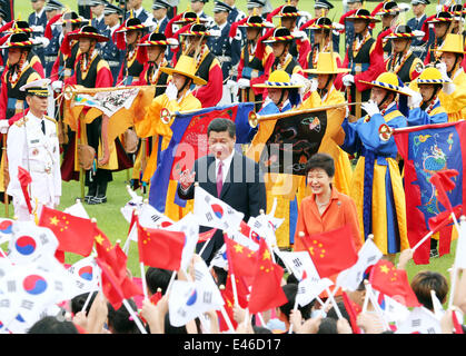 Seoul, Südkorea. 3. Juli 2014. Südkoreanischen Präsidenten Park Geun-Hye hält eine Willkommenszeremonie für chinesischen Staatspräsidenten Xi Jinping auf das Präsidialamt Cheong Wa Dae vor ihrer Gespräche in Seoul, Südkorea, 3. Juli 2014. © Yao Dawei/Xinhua/Alamy Live-Nachrichten Stockfoto