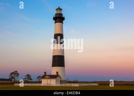 Cape Hatteras National Seashore, North Carolina: Bodie Island Lighthouse (1872) in der Dämmerung auf den Outer Banks von North Carolina Stockfoto