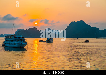 Goldener Sonnenuntergang in Halong Bucht, Vietnam, Südostasien Stockfoto