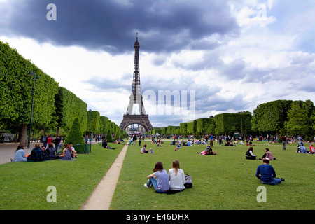 Der Eiffelturm und der Parc du Champ de Mars mit Touristen, Paris, Frankreich Stockfoto