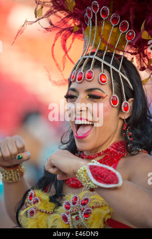 Eine brasilianische Karneval Frau führt einen Samba Tanz bei einem WM-Fußball-Event in Manchester, Vereinigtes Königreich (nur zur redaktionellen Verwendung). Stockfoto