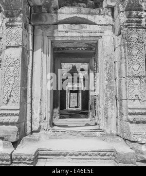 Türen und Korridor im Tempel-Ruinen, Angkor Wat, Kambodscha Stockfoto