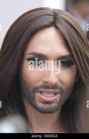 Madrid, Spanien. 3. Juli 2014. Gewinner des 2014 Eurovision Song Contest österreichischen Conchita Wurst besucht ein Treffen als Ehrengast von Madrid Shangay stolz zu erhalten '' Premio Madrid Orgullo-Muestra-T'' Auszeichnung beim Hotel mich in Madrid, Spanien am 3. Juli 2014. Bildnachweis: Oscar Gonzalez/NurPhoto/ZUMA Draht/Alamy Live-Nachrichten Stockfoto