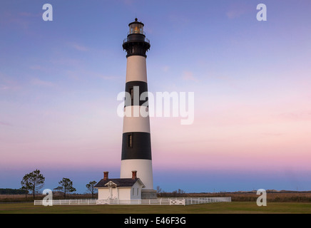 Cape Hatteras National Seashore, North Carolina: Bodie Island Lighthouse (1872) in der Dämmerung auf den Outer Banks von North Carolina Stockfoto