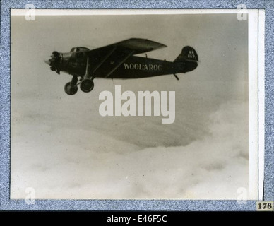 Dieses Bild zeigt das historische Dole Air Race, bei dem Arthur C. Goebel 1927 den Travel Air 5000 (NX869) von Kalifornien nach Hawaii steuerte. Das Rennen, auch bekannt als Dole Derby, war eine Pionierveranstaltung in der frühen Luftfahrtgeschichte. Stockfoto