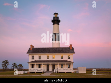 Cape Hatteras National Seashore, North Carolina: Bodie Island Lighthouse (1872) in der Dämmerung auf den Outer Banks von North Carolina Stockfoto