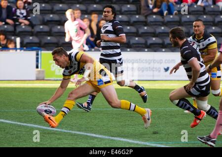 Widnes, UK. 3. Juli 2014. Erste Dienstprogramm Super Rugby League. Widnes Wikinger versus Castleford Tigers. Castleford Tigers stehen aus Luke Dorn in Aktion. Bildnachweis: Aktion Plus Sport/Alamy Live-Nachrichten Stockfoto