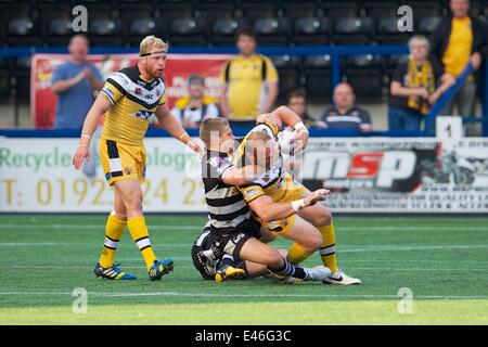 Widnes, UK. 3. Juli 2014. Erste Dienstprogramm Super Rugby League. Widnes Wikinger versus Castleford Tigers. Castleford Tigers prop Garreth Carvell in Aktion. Bildnachweis: Aktion Plus Sport/Alamy Live-Nachrichten Stockfoto