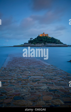 Dämmerung über Mont Saint Michel, Marazion, Cornwall, England Stockfoto