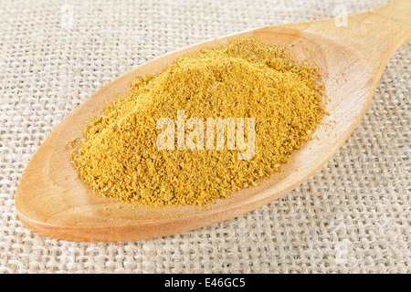 Nahaufnahme Makro Holzlöffel mit Currypulver Stockfoto