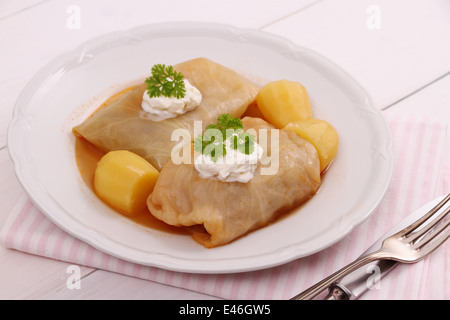 Kohlrouladen mit Kartoffel und Sauerrahm, Nahaufnahme Stockfoto