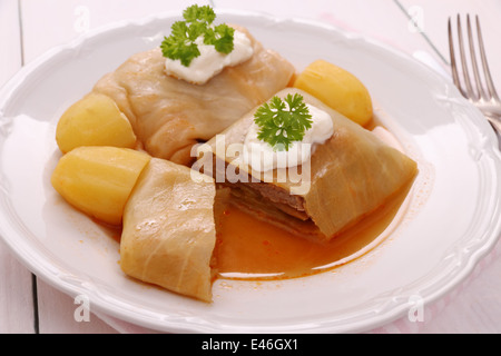 Gefüllte Kohlrouladen mit Kartoffeln, Sauerrahm, Nahaufnahme Stockfoto