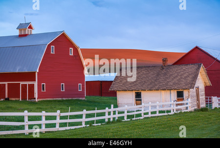 Palouse, Whitman County, WA: Rote Scheune und Hof-Szene im Abendlicht mit clearing Gewitterwolken Stockfoto