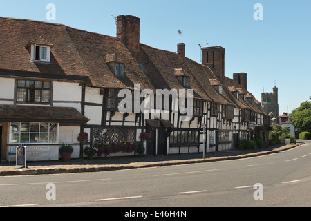 Biddenden Hautpstraße an Sommertag mit Tudor Gebäude und handgemachte Tondachziegeln stammt aus dem 16. Jh. Stockfoto