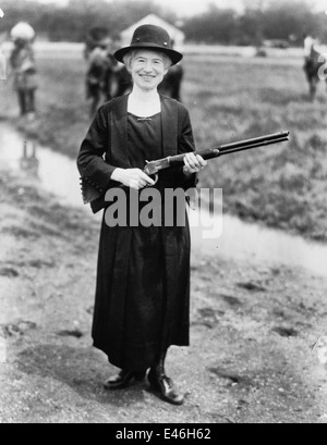 Annie Oakley, gab mit Gewehr Buffalo Bill ihr, ca. 1922 Stockfoto