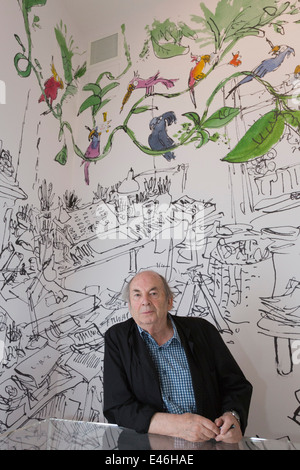 Illustrator Sir Quentin Blake posiert vor einer Abbildung seines Studiums an der House of Illustration in Kings Cross. Stockfoto