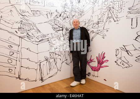 Illustrator Sir Quentin Blake posiert vor einer Abbildung seines Studiums an der House of Illustration in Kings Cross. Stockfoto