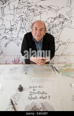 Illustrator Sir Quentin Blake posiert vor einer Abbildung seines Studiums an der House of Illustration in Kings Cross. Stockfoto