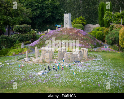 Ein Modell von Stonehange und Glastonbury Riss an Legoland Windsor in England aus Lego-Steinen Stockfoto