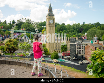 Ein junges Mädchen schaut ein Modell der Stadt von London aus Tausenden von Lego-Steinen im Legoland Windsor in England gemacht Stockfoto